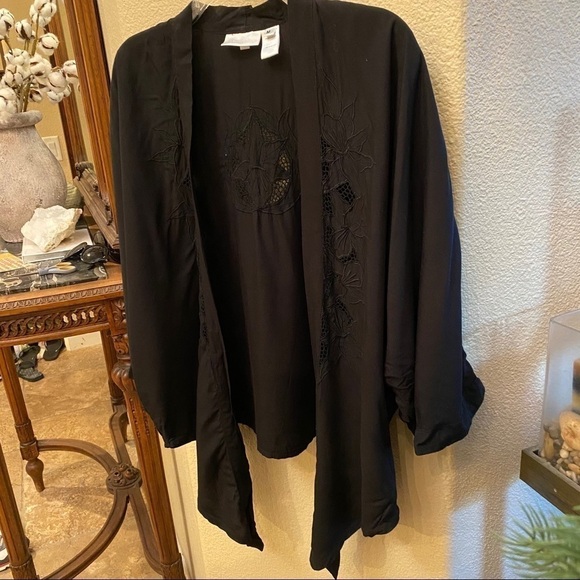 SOFT SURROUNDINGS Women Black Eyelet Floral Open Asymmetric Cardigan Size Medium - Picture 2 of 9